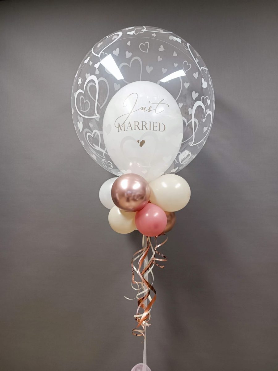 Heißluftballon mit Wichtel und Ballons in Ballon